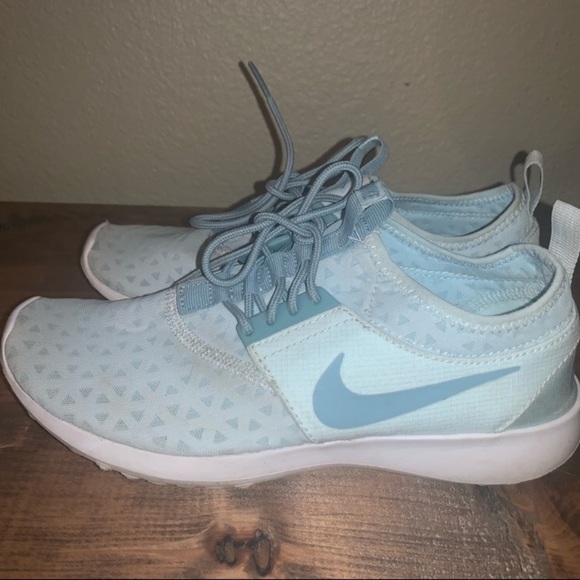 Light blue Nike running shoes - Picture 1 of 4